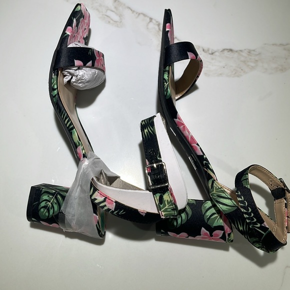 🥳UNISA 3” Heeled Flowered Sandals, Size 8 - Picture 7 of 8